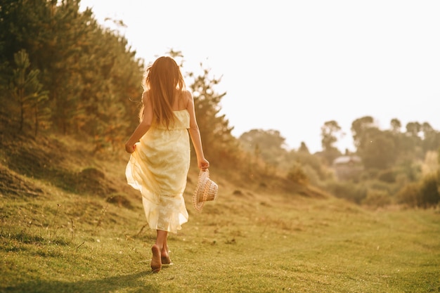 fille marche sur la nature