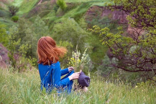 Fille marche en plein air