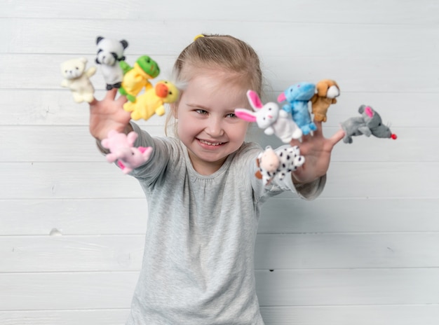 Fille avec des marionnettes sur ses mains