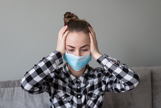 Fille avec un masque médical pour la protéger du virus