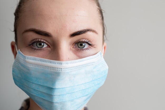 Fille avec un masque médical pour la protéger du virus