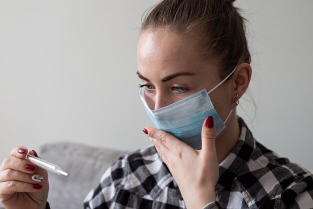 Fille avec un masque médical pour la protéger du virus