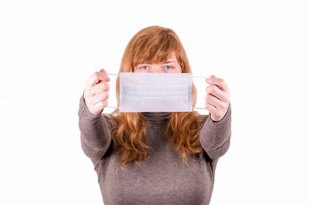 Fille avec un masque médical se bouchent