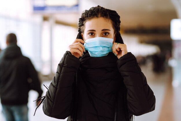 Fille en masque médical stérile de protection