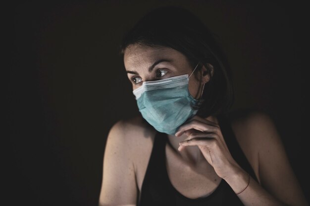 Fille avec un masque pour la protéger du coronavirus