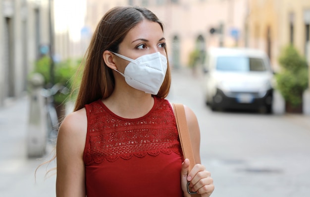 Fille avec masque de protection sur le visage contre la maladie à coronavirus 2019.