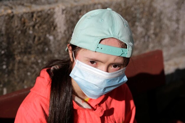 Fille avec un masque sur son visage