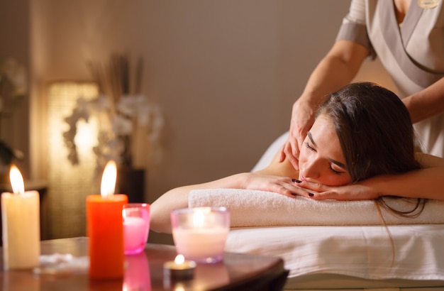 Fille sur massage dans le salon spa.