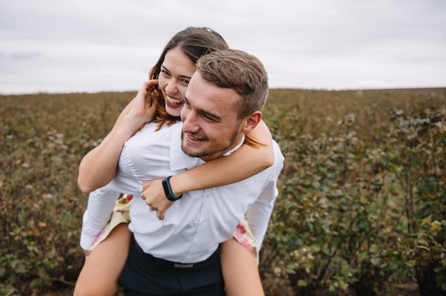 Une fille et un mec marchent dans la nature.