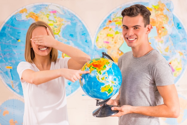 Fille et mec se tiennent sur la carte.