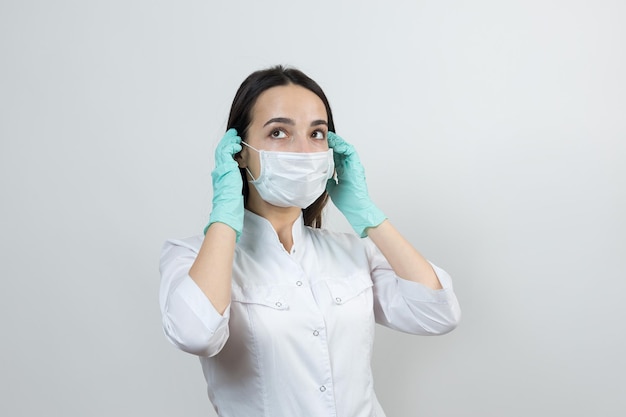 Une Fille Médecin Portant Des Gants En Latex Et Une Blouse Blanche Se Prépare Pour Les Procédures.