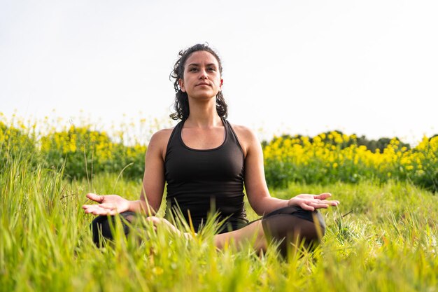 La fille médite dans la nature en été