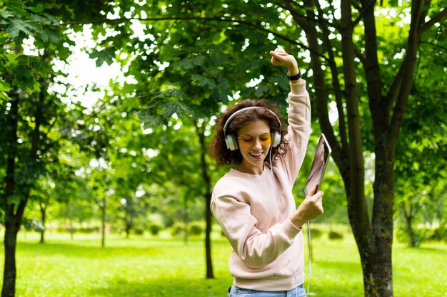 fille médite sur la musique dans un parc d'été