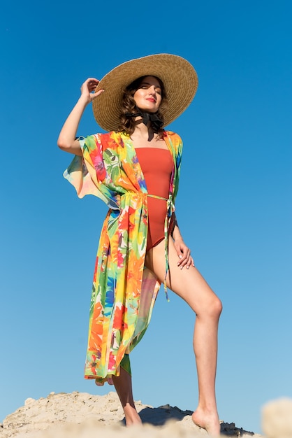 Fille à la mer Jolie jeune femme en tunique sur la plage