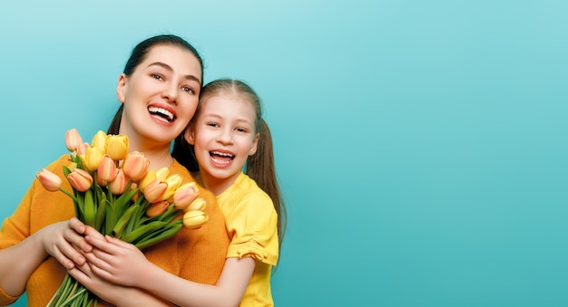 Fille et mère avec un bouquet de fleurs