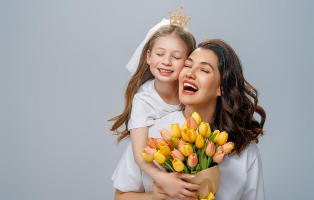 Fille et mère avec un bouquet de fleurs