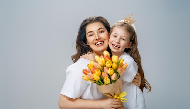 Fille et mère avec un bouquet de fleurs