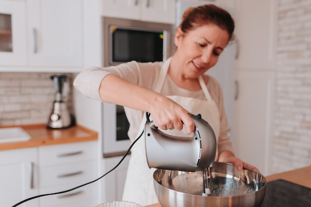 Fille et mère cuisinant à la maison un délicieux dessert pour la fête des mères