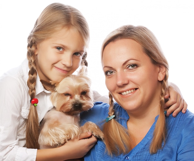 Fille de mère de famille heureuse et Yorkshire Terrier