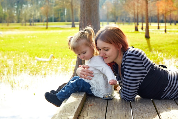 Fille et mère jouant ensemble dans le parc