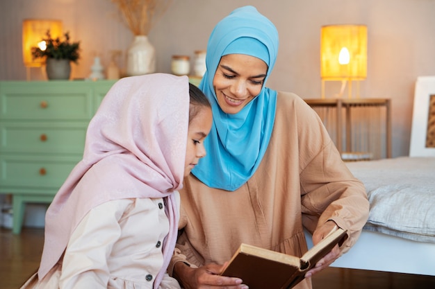 Photo fille et mère lisant ensemble vue latérale