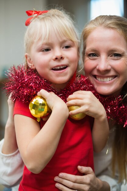 Photo fille et mère mignon célébrant noël