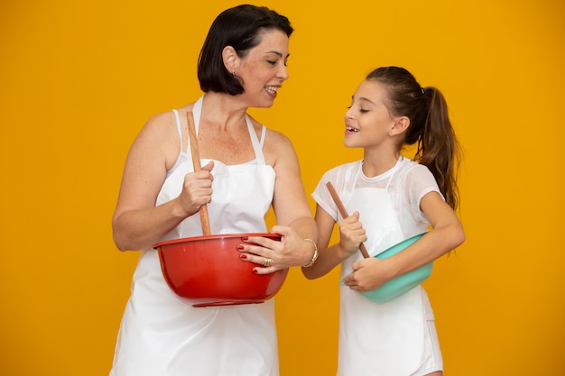 Fille et mère préparant une recette