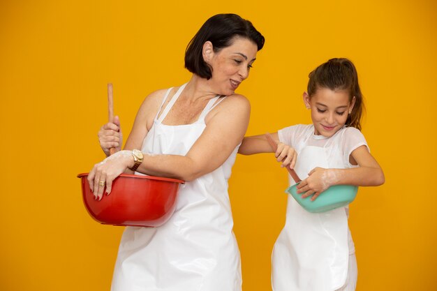 Fille et mère préparant une recette