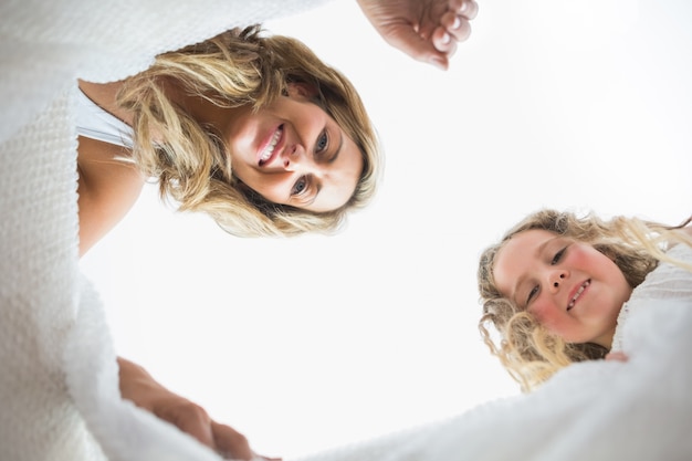 Fille et mère regardant dans la boîte