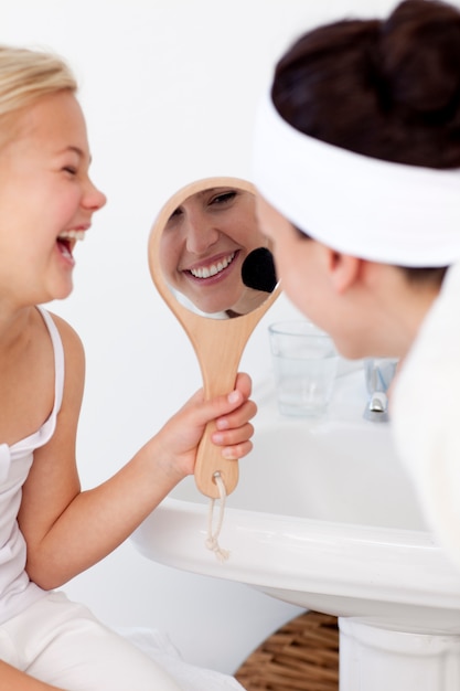 Fille Et Mère S'amuser Avec Le Maquillage