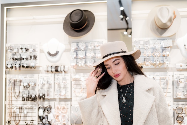 Photo la fille mesure un chapeau blanc.