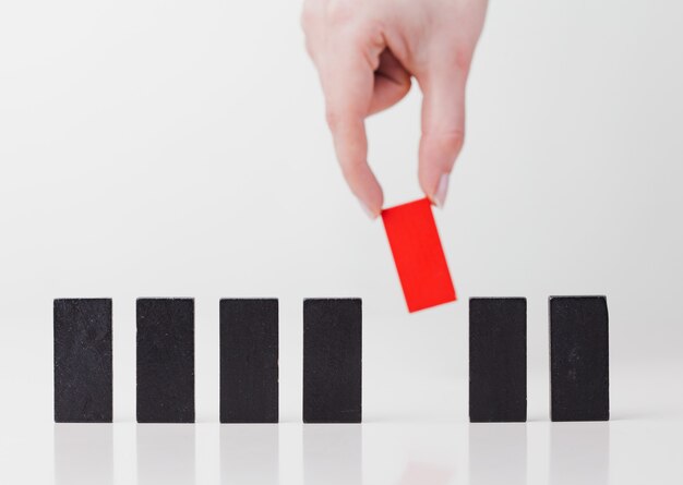 Photo la fille met un domino rouge