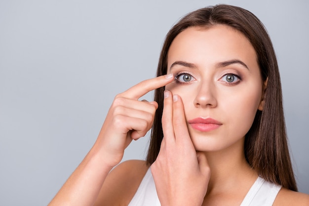 fille met des lentilles de contact dans ses yeux