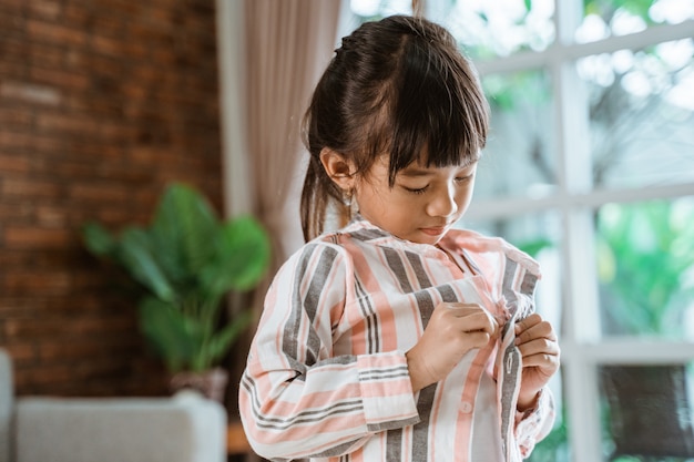 Fille mettant ses vêtements par Hersel