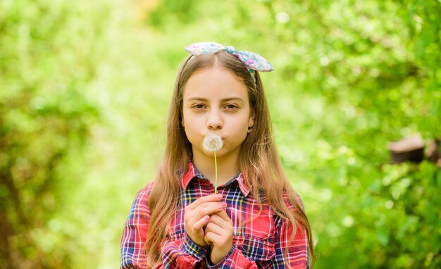 Fille mignonne adolescente vêtue de chemise à carreaux de style rustique pays fond nature Célébrer le retour de l'été Le pissenlit est beau et plein de symbolisme L'été est là Fleur de jardin d'été