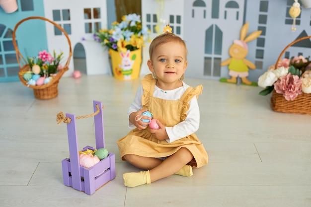 Fille mignonne drôle dans des oreilles de lapin célébrant Pâques