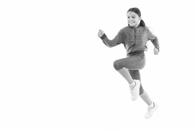 Fille mignonne enfant avec de longues queues de cheval costume sportif saut isolé sur blanc Travailler avec les cheveux longs Sport pour les filles Conseils sur l'entraînement avec les cheveux longs