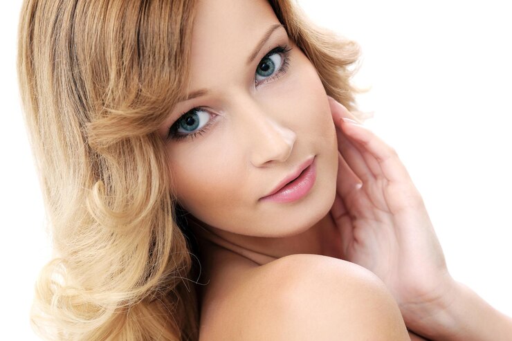 Photo une fille mignonne avec une peau parfaite et un beau visage.