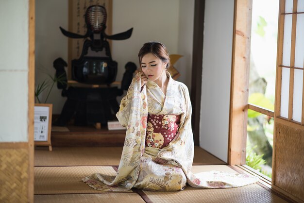 La fille mignonne avec le yukata japonais