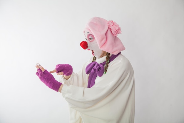 Fille mime avec un téléphone dans ses mains