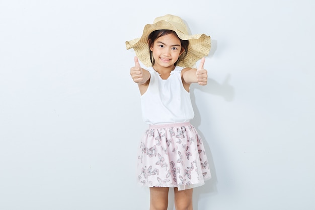 Fille mince asiatique coiffé d&#39;un chapeau sur fond blanc.