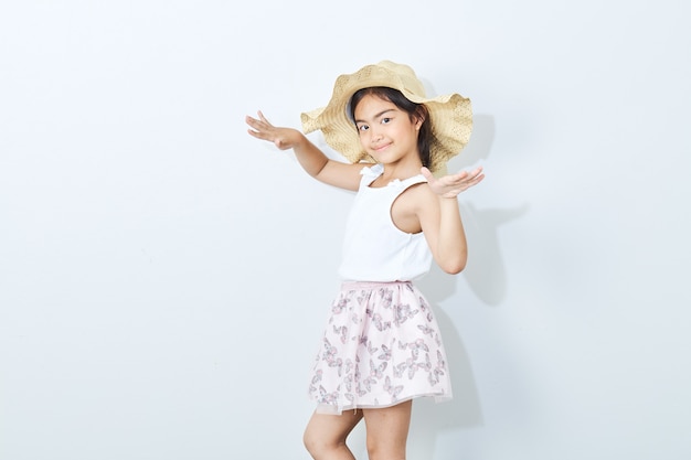 Fille mince asiatique coiffé d&#39;un chapeau sur fond blanc.