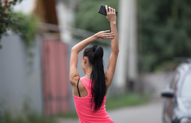 fille mince marchant dans la rue