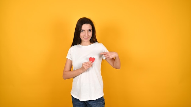 La fille a mis son cœur contre sa poitrine