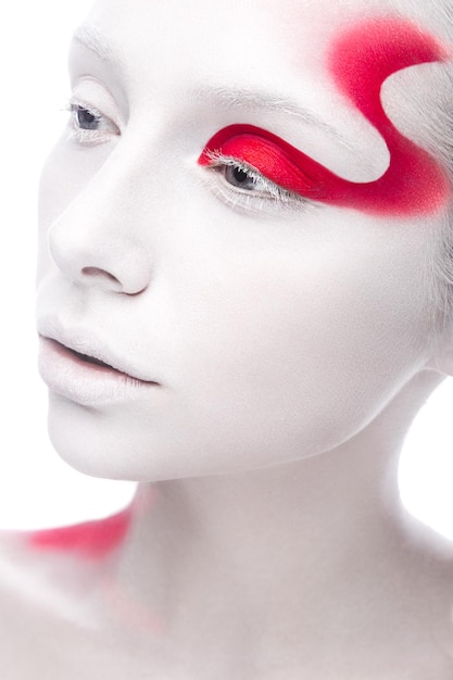 Fille de mode d'art avec la peau blanche et la peinture rouge sur le visage Beauté d'art créatif