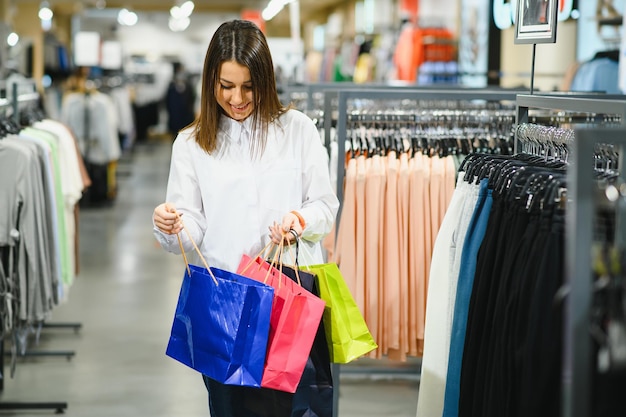 Fille à la mode faisant ses courses dans un magasin.