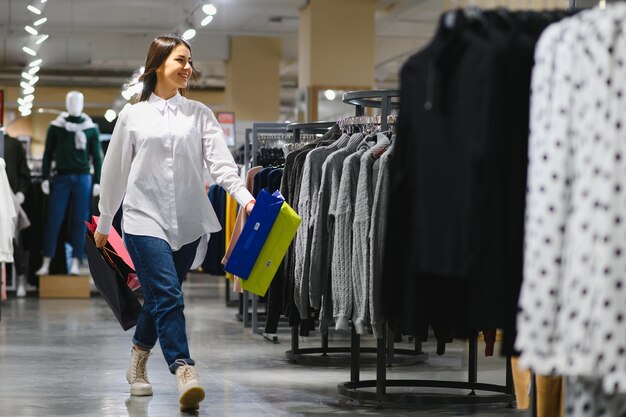 Fille à la mode faisant ses courses dans un magasin.