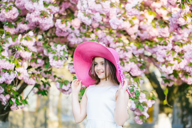 Fille à la mode en fleurs