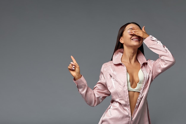 Fille de mode sur un gris