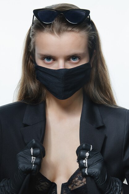 Fille de mode en masque médical et gants